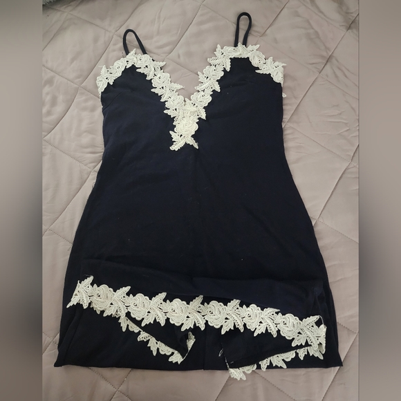 Size large beautifully detailed fitted/bodycon dress. NWT - Picture 4 of 6